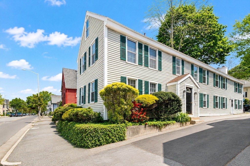 335 Cabot St, Beverly, Massachusetts, 5 Bedrooms Bedrooms, 11 Rooms Rooms,4 BathroomsBathrooms,Residential Income,For Sale,Cabot St,73528994
