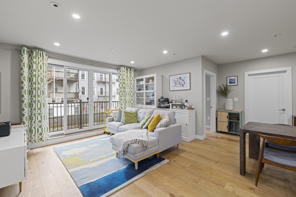 10 Everett, Boston, Massachusetts, 2 Bedrooms Bedrooms, 5 Rooms Rooms,2 BathroomsBathrooms,Residential,For Sale,Everett,73529207