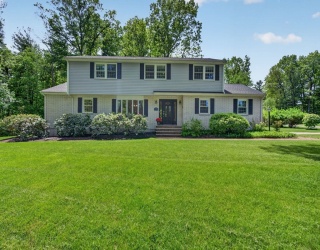 28 Algonquin Ave, Andover, Massachusetts, 5 Bedrooms Bedrooms, 9 Rooms Rooms,3.5 BathroomsBathrooms,Residential,For Sale,Algonquin Ave,73529017