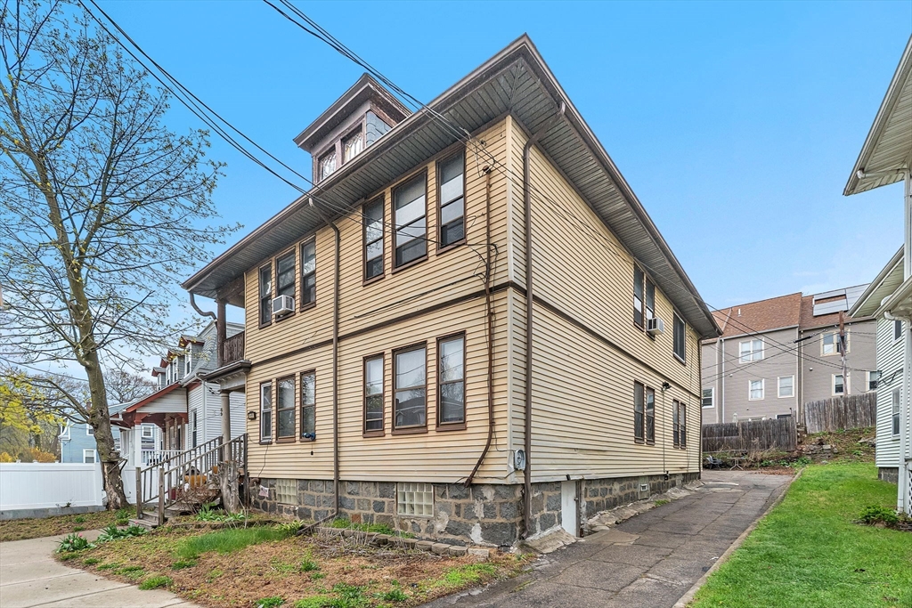 69 Glendale St, Boston, Massachusetts, 5 Bedrooms Bedrooms, 12 Rooms Rooms,2 BathroomsBathrooms,Residential Income,For Sale,Glendale St,73505518