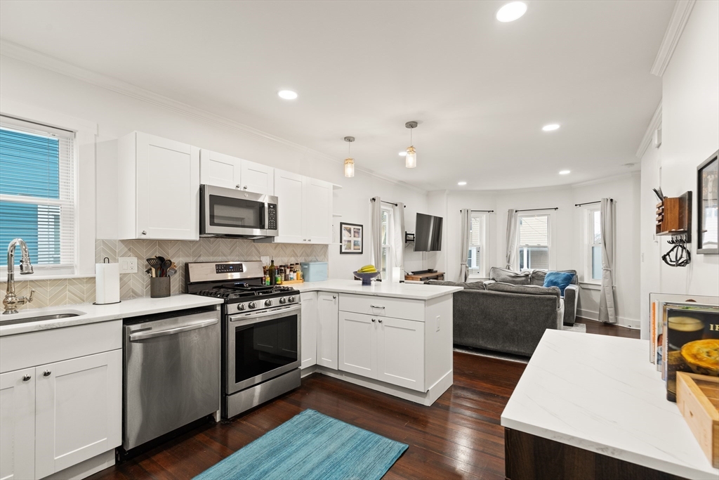 16-18 Phelps Street, Salem, Massachusetts, 2 Bedrooms Bedrooms, 4 Rooms Rooms,2 BathroomsBathrooms,Residential,For Sale,Phelps Street,73486755