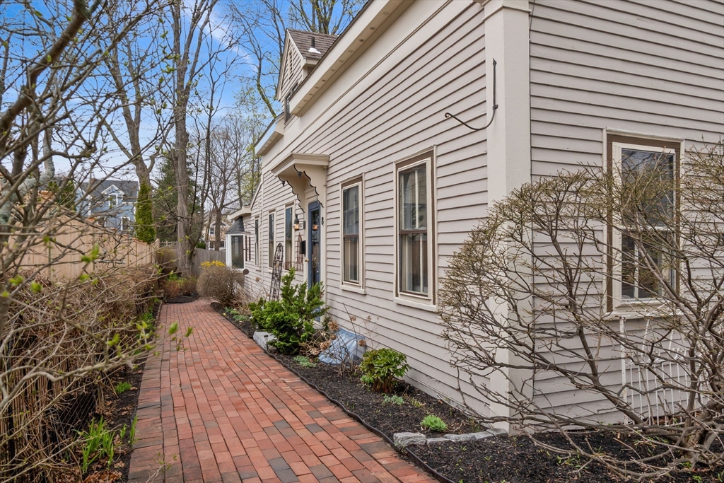 8 California St, Newburyport, Massachusetts, 2 Bedrooms Bedrooms, 6 Rooms Rooms,1.5 BathroomsBathrooms,Residential,For Sale,California St,73508923
