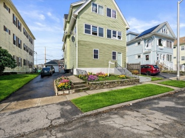 33 Woodford St, Worcester, Massachusetts, 9 Bedrooms Bedrooms, 18 Rooms Rooms,3 BathroomsBathrooms,Residential Income,For Sale,Woodford St,73493707
