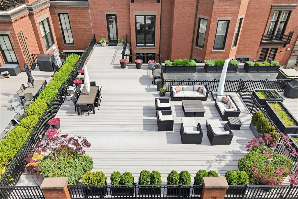 128 Beacon Street, Boston, Massachusetts, 3 Bedrooms Bedrooms, 8 Rooms Rooms,3.5 BathroomsBathrooms,Residential,For Sale,Beacon Street,73529271