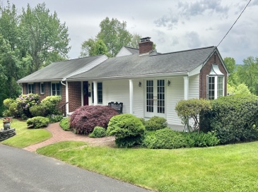 34 Leahey Ave, South Hadley, Massachusetts, 3 Bedrooms Bedrooms, 8 Rooms Rooms,3 BathroomsBathrooms,Residential,For Sale,Leahey Ave,73529429