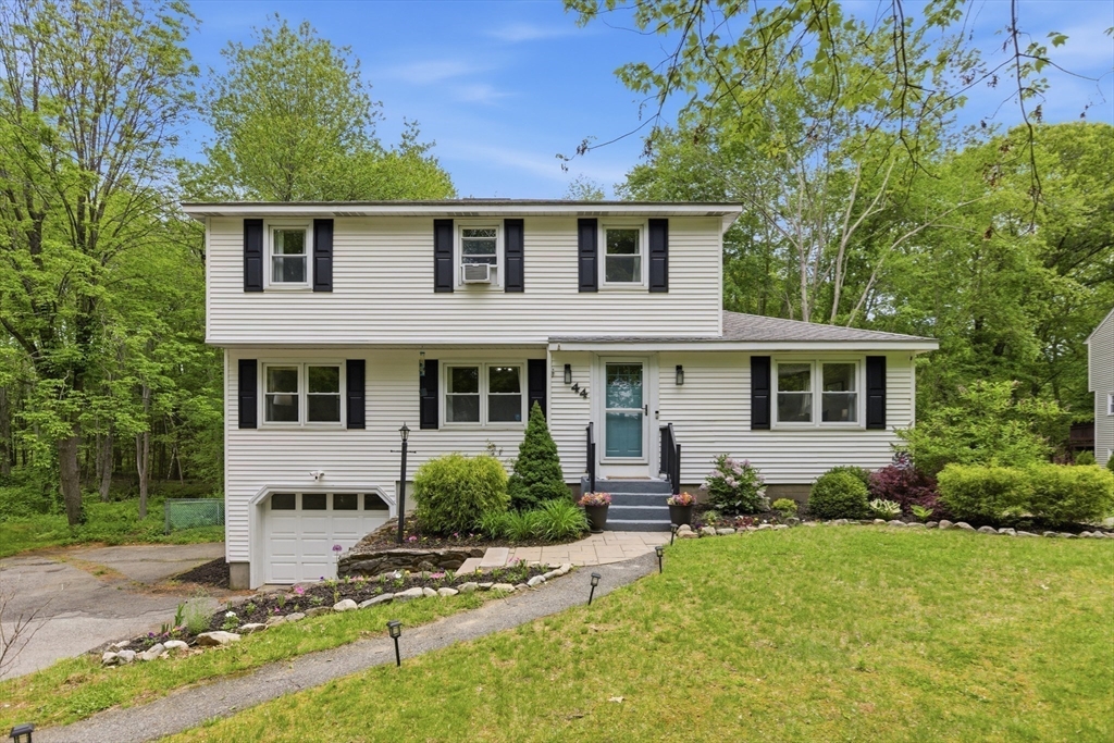 44 Lincoln Street, Northborough, Massachusetts, 4 Bedrooms Bedrooms, 8 Rooms Rooms,2 BathroomsBathrooms,Residential,For Sale,Lincoln Street,73529325