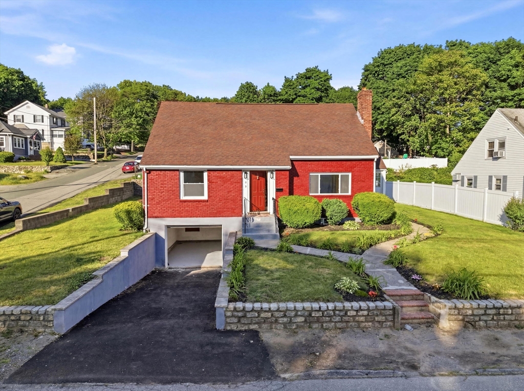 92 Garfield Ave, Woburn, Massachusetts, 4 Bedrooms Bedrooms, 8 Rooms Rooms,3 BathroomsBathrooms,Residential,For Sale,Garfield Ave,73529755
