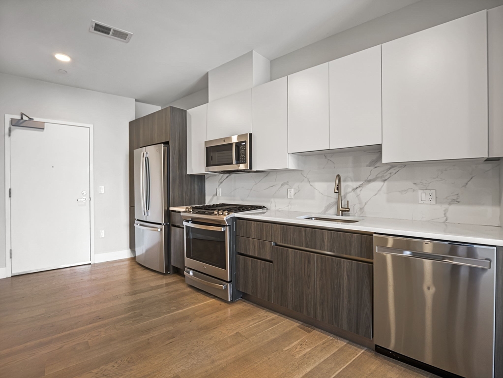 9 Central St, Somerville, Massachusetts, 1 Bedroom Bedrooms, 3 Rooms Rooms,1 BathroomBathrooms,Residential Lease,For Rent,Central St,73510583