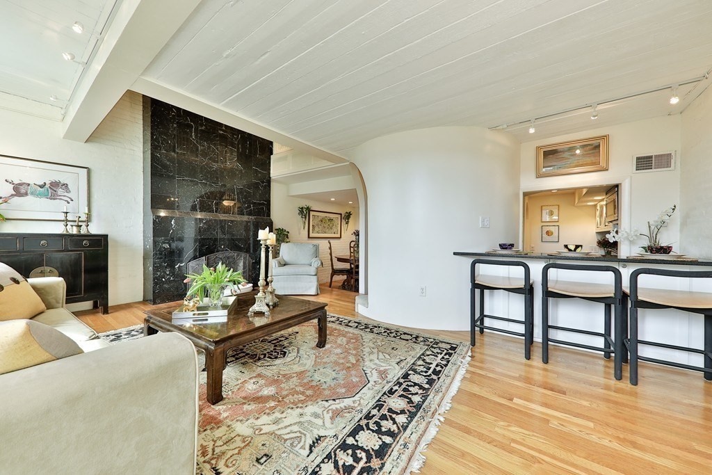 124 Beacon, Boston, Massachusetts, 1 Bedroom Bedrooms, 3 Rooms Rooms,2 BathroomsBathrooms,Residential Lease,For Rent,Beacon,73523264