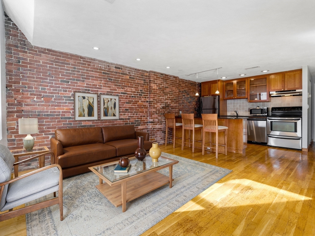 386 Commercial Street, Boston, Massachusetts, 1 Bedroom Bedrooms, 3 Rooms Rooms,1 BathroomBathrooms,Residential Lease,For Rent,Commercial Street,73515346