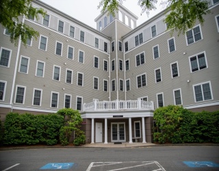 8 Crowninshield St, Peabody, Massachusetts, 2 Bedrooms Bedrooms, 4 Rooms Rooms,2 BathroomsBathrooms,Residential Lease,For Rent,Crowninshield St,73529760