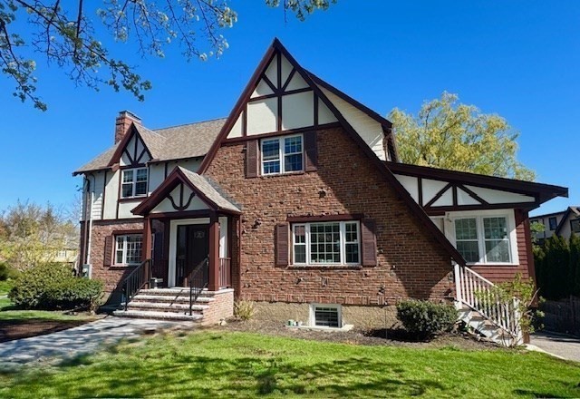 4 Madison St, Belmont, Massachusetts, 4 Bedrooms Bedrooms, 17 Rooms Rooms,4 BathroomsBathrooms,Residential,For Sale,Madison St,73529867