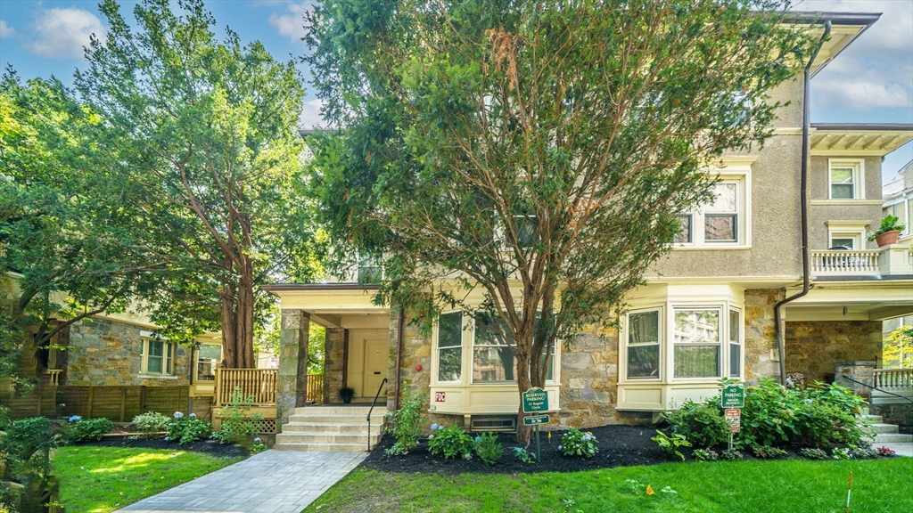 21 Regent Cir, Brookline, Massachusetts, 2 Bedrooms Bedrooms, 3 Rooms Rooms,1 BathroomBathrooms,Residential Lease,For Rent,Regent Cir,73529877