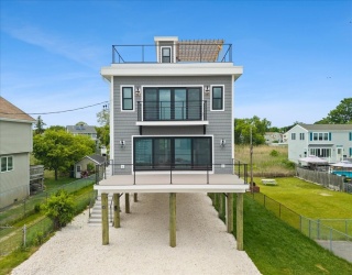 153 Edgewater Drive, Quincy, Massachusetts, 4 Bedrooms Bedrooms, 7 Rooms Rooms,3 BathroomsBathrooms,Residential,For Sale,Edgewater Drive,73529083