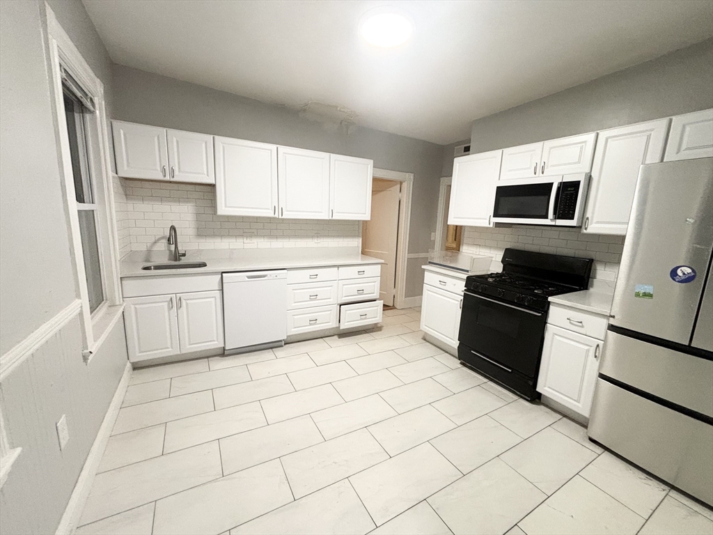 14 Belknap Street, Somerville, Massachusetts, 3 Bedrooms Bedrooms, 6 Rooms Rooms,1 BathroomBathrooms,Residential Lease,For Rent,Belknap Street,73529998