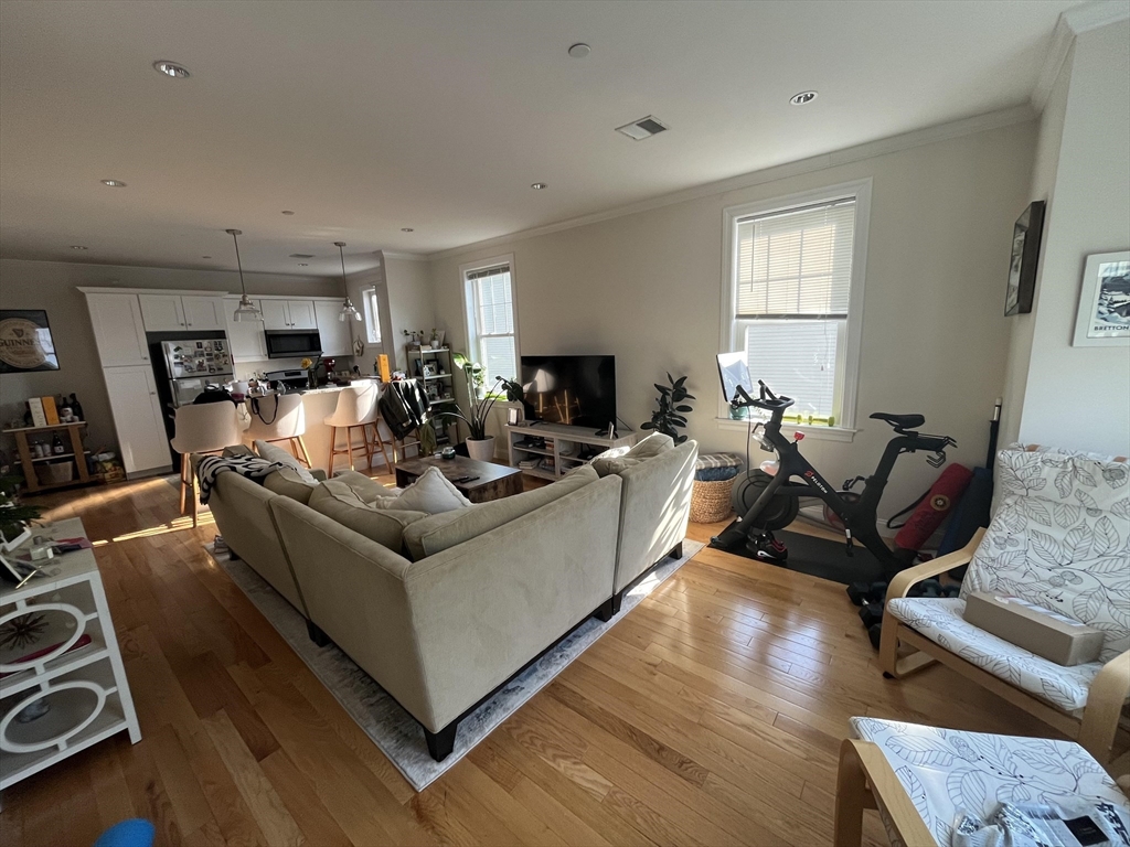 261 Lexington Street, Boston, Massachusetts, 2 Bedrooms Bedrooms, 4 Rooms Rooms,1 BathroomBathrooms,Residential Lease,For Rent,Lexington Street,73529410