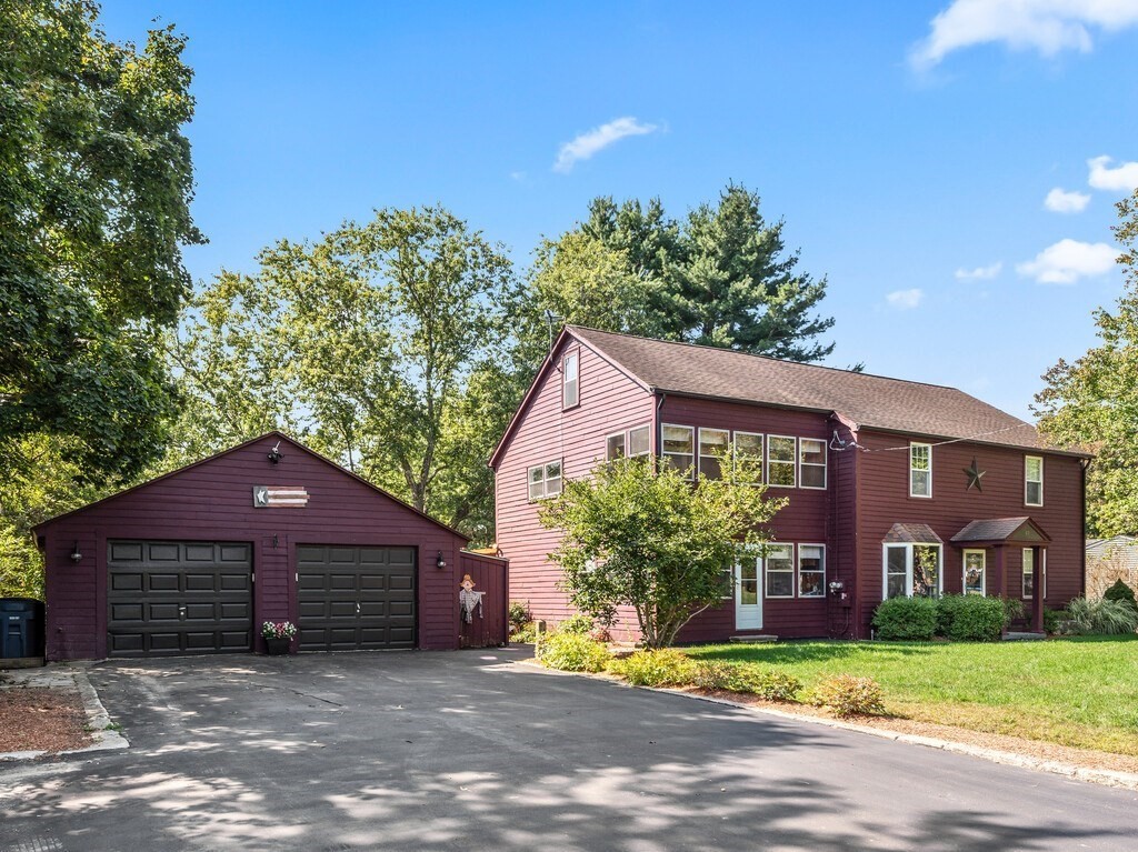 89 Elm St, Blackstone, Massachusetts, 6 Bedrooms Bedrooms, 10 Rooms Rooms,3 BathroomsBathrooms,Residential,For Sale,Elm St,73530125
