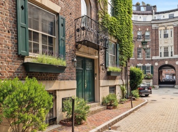 1 West Hill Place, Boston, Massachusetts, 5 Bedrooms Bedrooms, 10 Rooms Rooms,6 BathroomsBathrooms,Residential,For Sale,West Hill Place,73530056