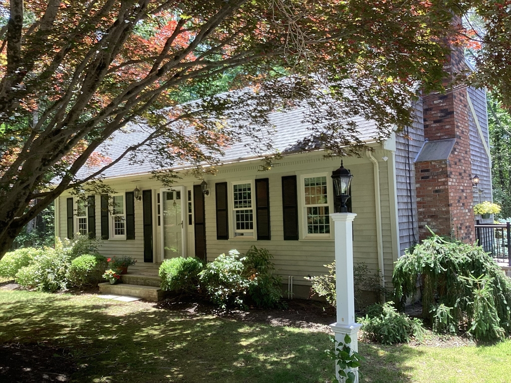 18 Bennett Rd, Rochester, Massachusetts, 4 Bedrooms Bedrooms, 8 Rooms Rooms,2 BathroomsBathrooms,Residential,For Sale,Bennett Rd,73530086