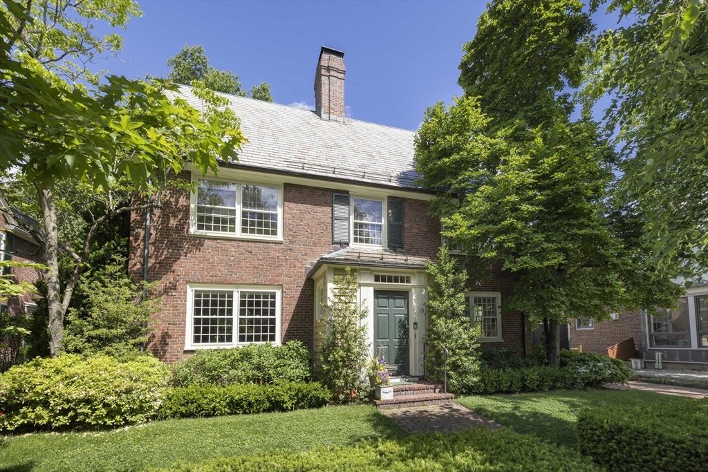 19 Gray Gardens East, Cambridge, Massachusetts, 6 Bedrooms Bedrooms, 10 Rooms Rooms,3.5 BathroomsBathrooms,Residential,For Sale,Gray Gardens East,73530194