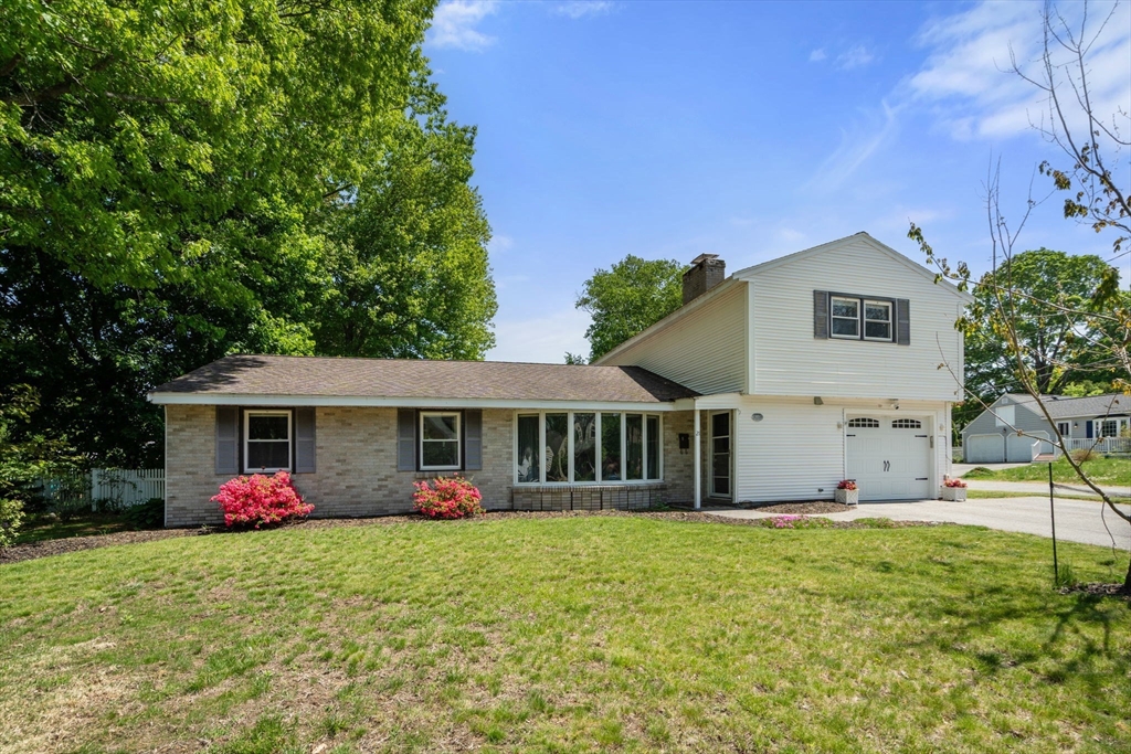 21 Randall Rd, Maynard, Massachusetts, 4 Bedrooms Bedrooms, 9 Rooms Rooms,2 BathroomsBathrooms,Residential,For Sale,Randall Rd,73530215