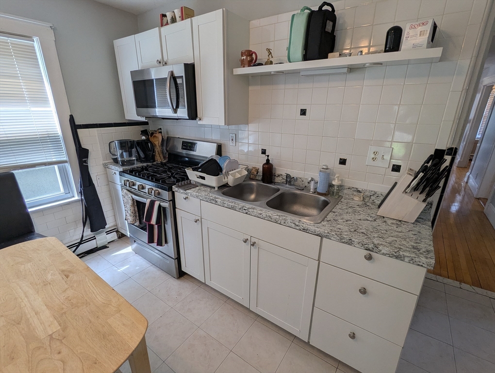376 Fellsway W, Medford, Massachusetts, 3 Bedrooms Bedrooms, 6 Rooms Rooms,1 BathroomBathrooms,Residential Lease,For Rent,Fellsway W,73530230