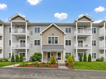 3307 Briarwood Vlg, Clinton, Massachusetts, 2 Bedrooms Bedrooms, 3 Rooms Rooms,2 BathroomsBathrooms,Residential,For Sale,Briarwood Vlg,73529655