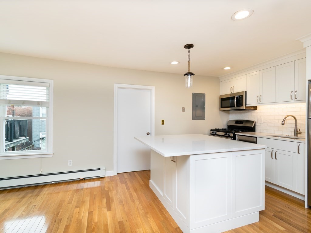 73 Pearl Street, Boston, Massachusetts, 3 Bedrooms Bedrooms, 7 Rooms Rooms,2 BathroomsBathrooms,Residential Lease,For Rent,Pearl Street,73520687