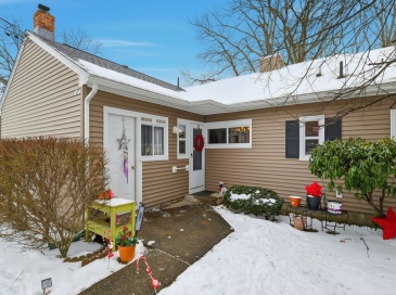 37 Greenwood Ter, Chicopee, Massachusetts, 2 Bedrooms Bedrooms, 5 Rooms Rooms,1 BathroomBathrooms,Residential,For Sale,Greenwood Ter,73466261