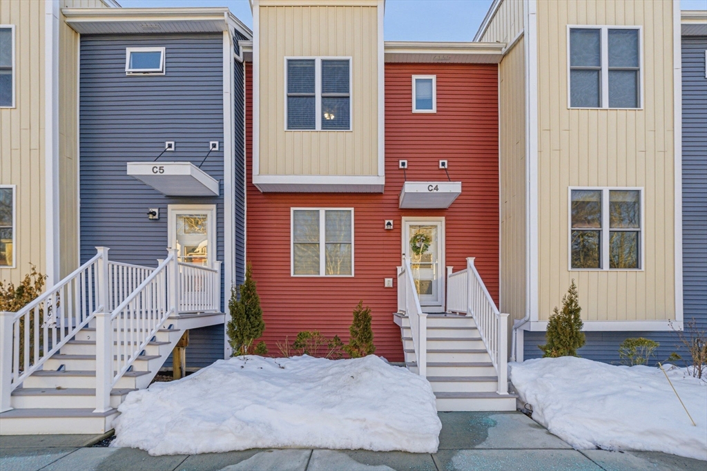 680 Temple St, Whitman, Massachusetts, 2 Bedrooms Bedrooms, 4 Rooms Rooms,2.5 BathroomsBathrooms,Residential,For Sale,Temple St,73498849