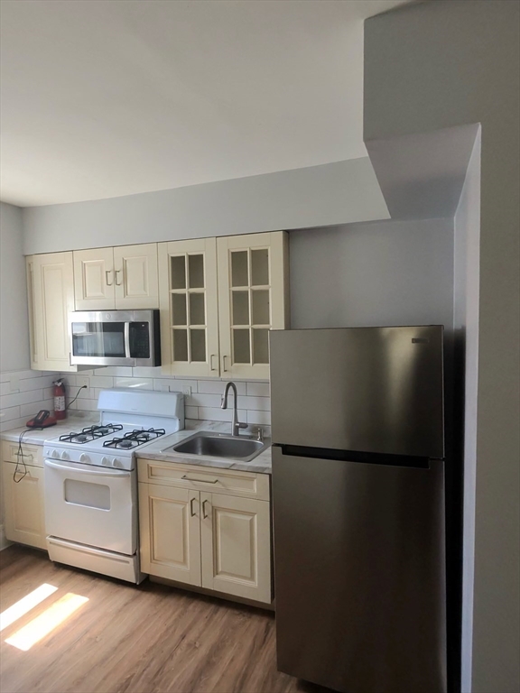 42 Rosedale Street, Boston, Massachusetts, 4 Bedrooms Bedrooms, 6 Rooms Rooms,1 BathroomBathrooms,Residential Lease,For Rent,Rosedale Street,73530340