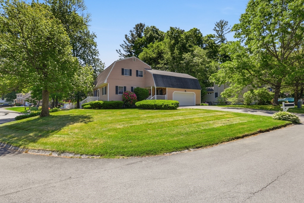 1 Alderbrook Lane, Methuen, Massachusetts, 3 Bedrooms Bedrooms, 8 Rooms Rooms,2.5 BathroomsBathrooms,Residential,For Sale,Alderbrook Lane,73530343