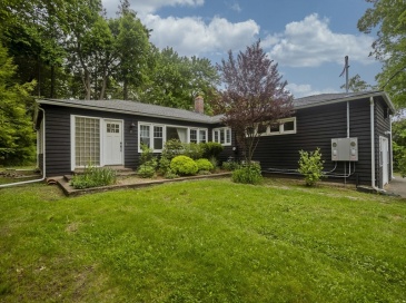 11 Silver, South Hadley, Massachusetts, 3 Bedrooms Bedrooms, 6 Rooms Rooms,2 BathroomsBathrooms,Residential Lease,For Rent,Silver,73530388