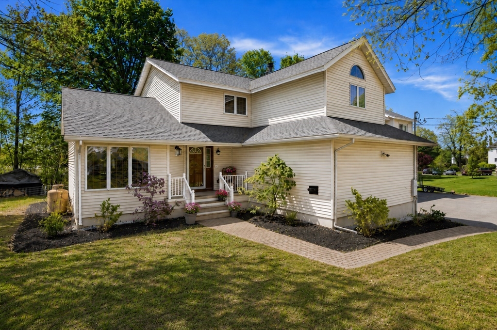 25 Thomas Pl, Leominster, Massachusetts, 3 Bedrooms Bedrooms, 9 Rooms Rooms,2.5 BathroomsBathrooms,Residential,For Sale,Thomas Pl,73530272