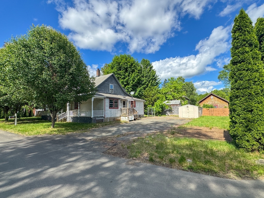 32 Margerie St, Westfield, Massachusetts, 5 Bedrooms Bedrooms, 10 Rooms Rooms,2 BathroomsBathrooms,Residential Income,For Sale,Margerie St,73530422
