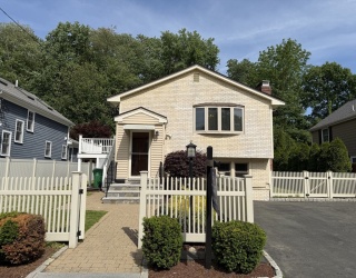43 Deerfield Ave, Westwood, Massachusetts, 3 Bedrooms Bedrooms, 8 Rooms Rooms,2 BathroomsBathrooms,Residential,For Sale,Deerfield Ave,73530559