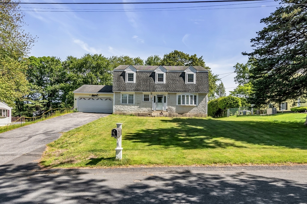 41 Riverview Ave, Methuen, Massachusetts, 4 Bedrooms Bedrooms, 8 Rooms Rooms,2.5 BathroomsBathrooms,Residential,For Sale,Riverview Ave,73530588