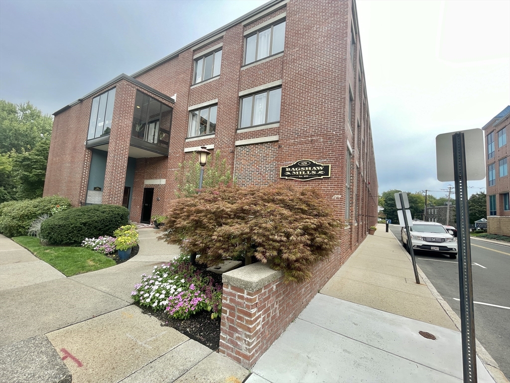 128 Warren St., Lowell, Massachusetts, 2 Bedrooms Bedrooms, 4 Rooms Rooms,1.5 BathroomsBathrooms,Residential Lease,For Rent,Warren St.,73530450