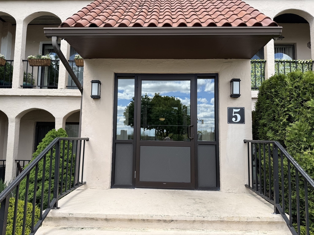 685 Oak, Brockton, Massachusetts, 2 Bedrooms Bedrooms, 4 Rooms Rooms,1.5 BathroomsBathrooms,Residential Lease,For Rent,Oak,73530476
