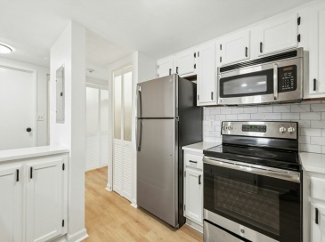 585 Revere Beach Pkwy, Revere, Massachusetts, 1 Bedroom Bedrooms, 3 Rooms Rooms,1 BathroomBathrooms,Residential,For Sale,Revere Beach Pkwy,73530743