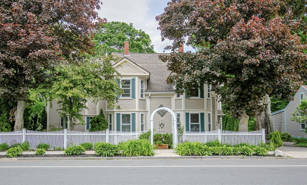 438 Merrimac St, Newburyport, Massachusetts, 4 Bedrooms Bedrooms, 10 Rooms Rooms,2.5 BathroomsBathrooms,Residential,For Sale,Merrimac St,73530319