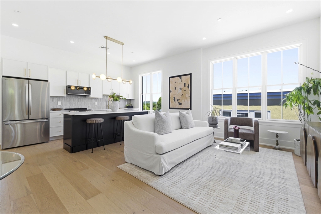 4471 Washtington St, Boston, Massachusetts, 1 Bedroom Bedrooms, 3 Rooms Rooms,1 BathroomBathrooms,Residential,For Sale,Washtington St,73530273