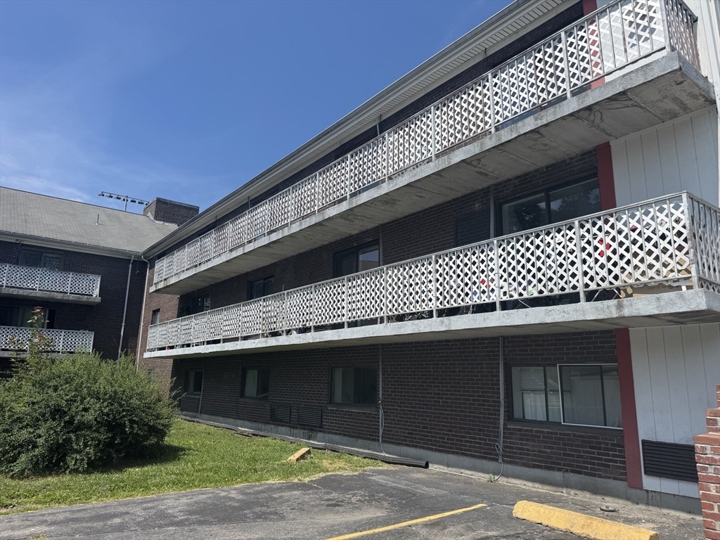 126 Beaver St, Framingham, Massachusetts, 1 Bedroom Bedrooms, 2 Rooms Rooms,1 BathroomBathrooms,Residential,For Sale,Beaver St,73530852