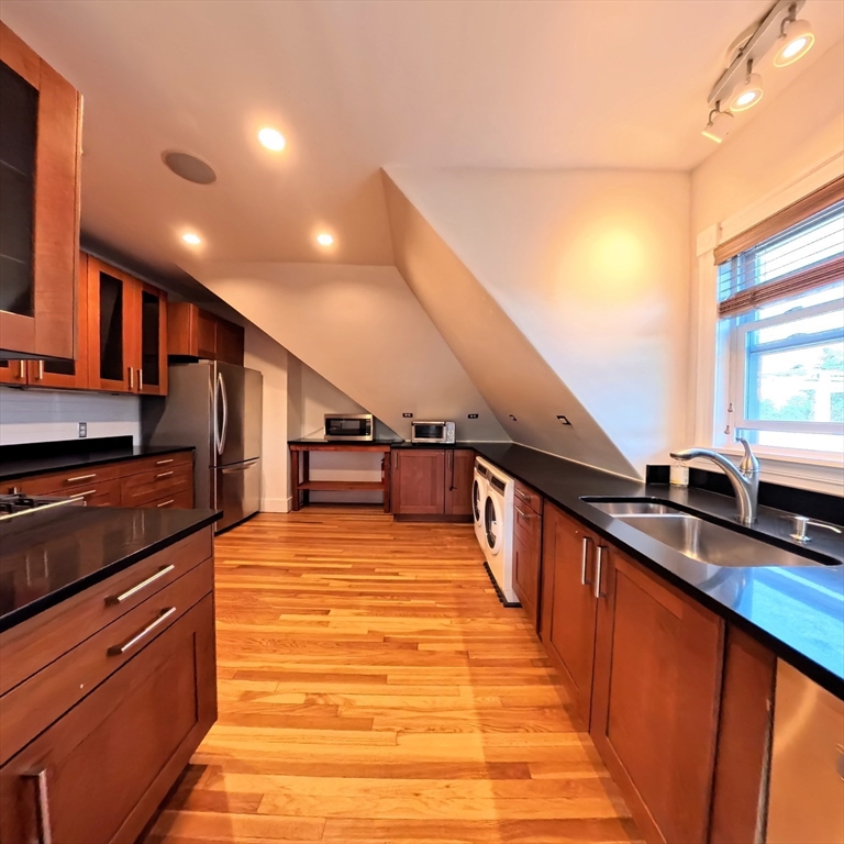 185 Davis Avenue, Brookline, Massachusetts, 3 Bedrooms Bedrooms, 4 Rooms Rooms,2 BathroomsBathrooms,Residential Lease,For Rent,Davis Avenue,73530908