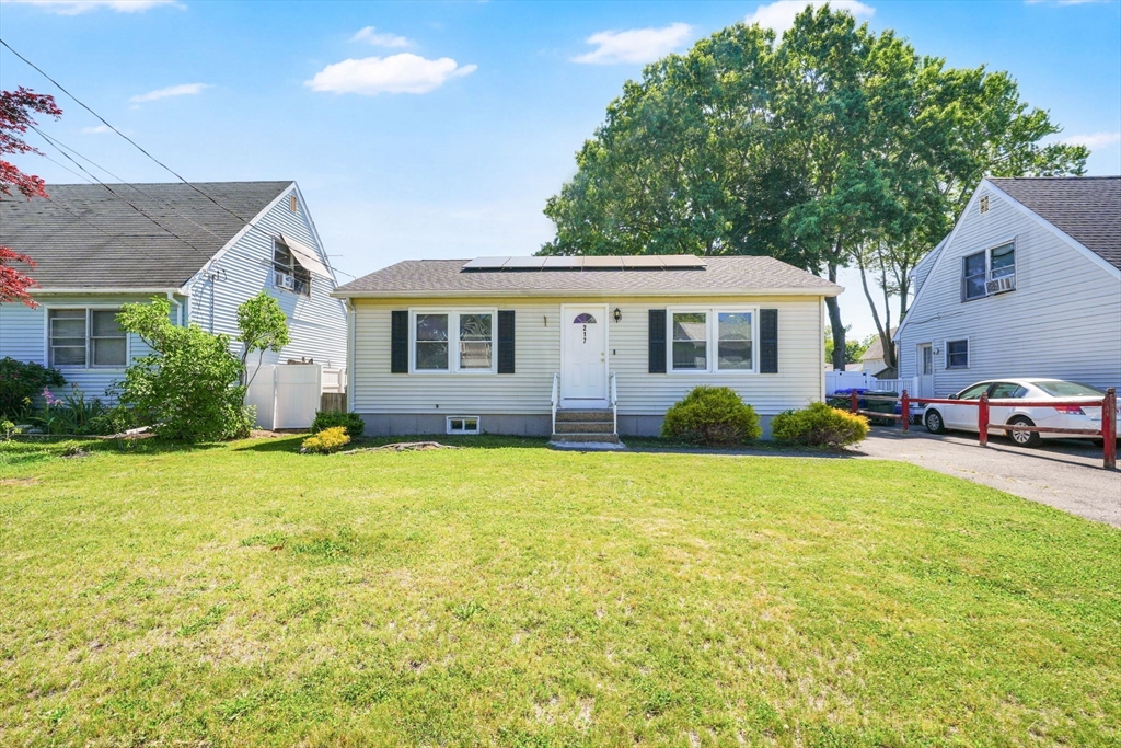 217 Mazarin St, Springfield, Massachusetts, 2 Bedrooms Bedrooms, 4 Rooms Rooms,1 BathroomBathrooms,Residential,For Sale,Mazarin St,73530909