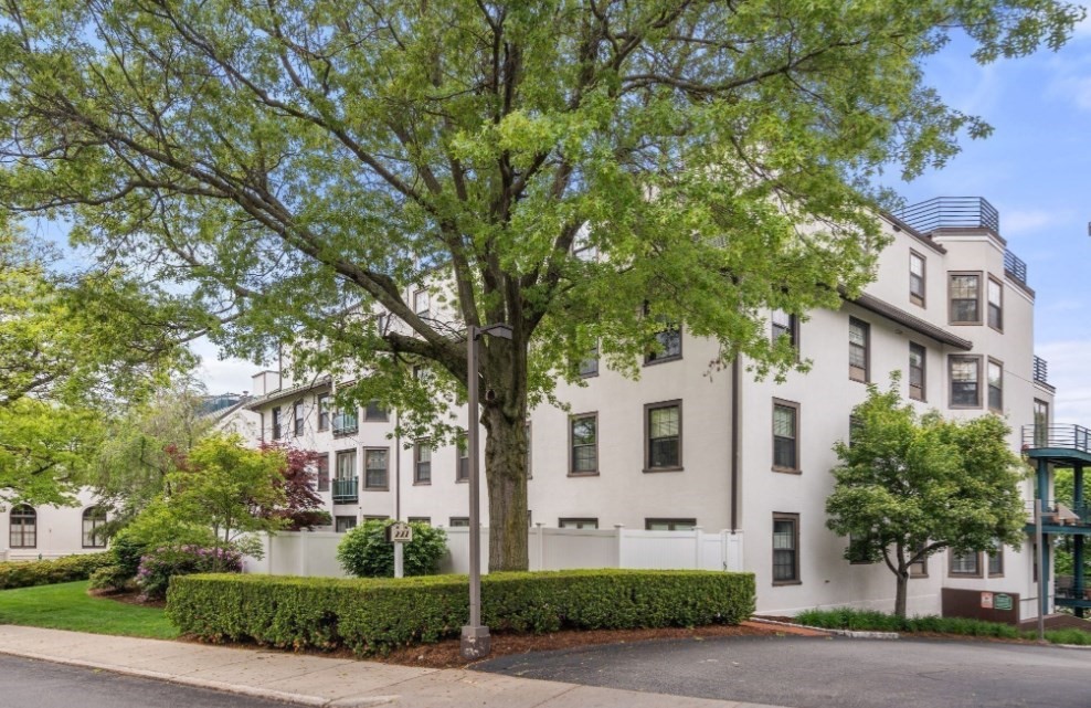 227 Summit Ave, Brookline, Massachusetts, 2 Bedrooms Bedrooms, 5 Rooms Rooms,2 BathroomsBathrooms,Residential,For Sale,Summit Ave,73530942