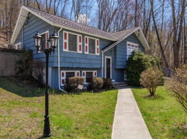 17 Golden Hill Avenue, Haverhill, Massachusetts, 4 Bedrooms Bedrooms, 6 Rooms Rooms,2 BathroomsBathrooms,Residential,For Sale,Golden Hill Avenue,73509250
