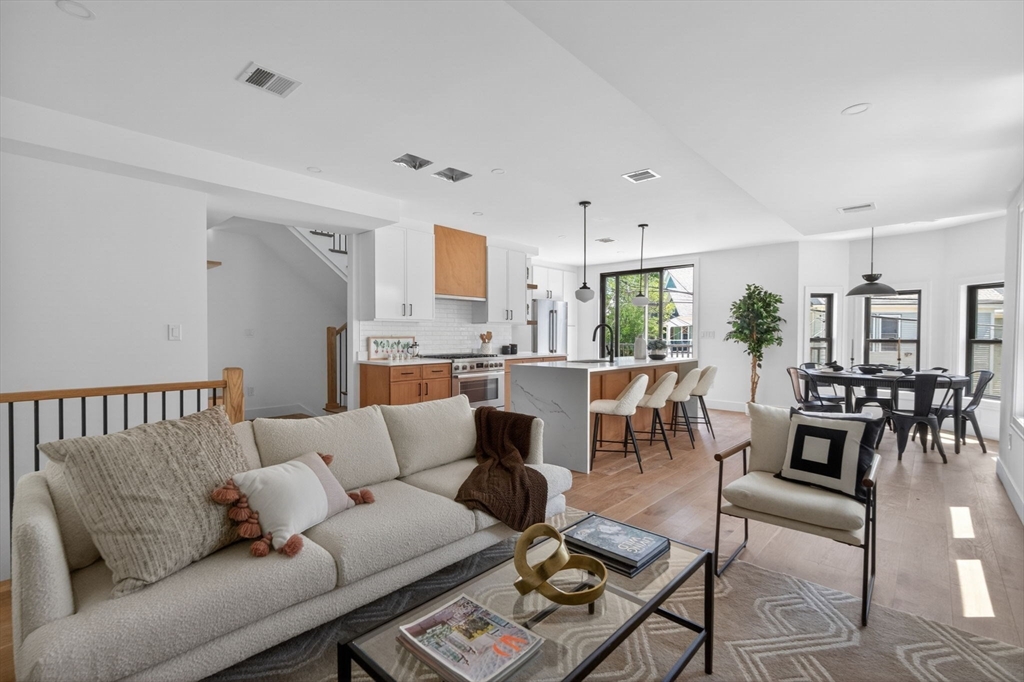 37 Kingston St, Somerville, Massachusetts, 3 Bedrooms Bedrooms, 7 Rooms Rooms,3 BathroomsBathrooms,Residential,For Sale,Kingston St,73530813