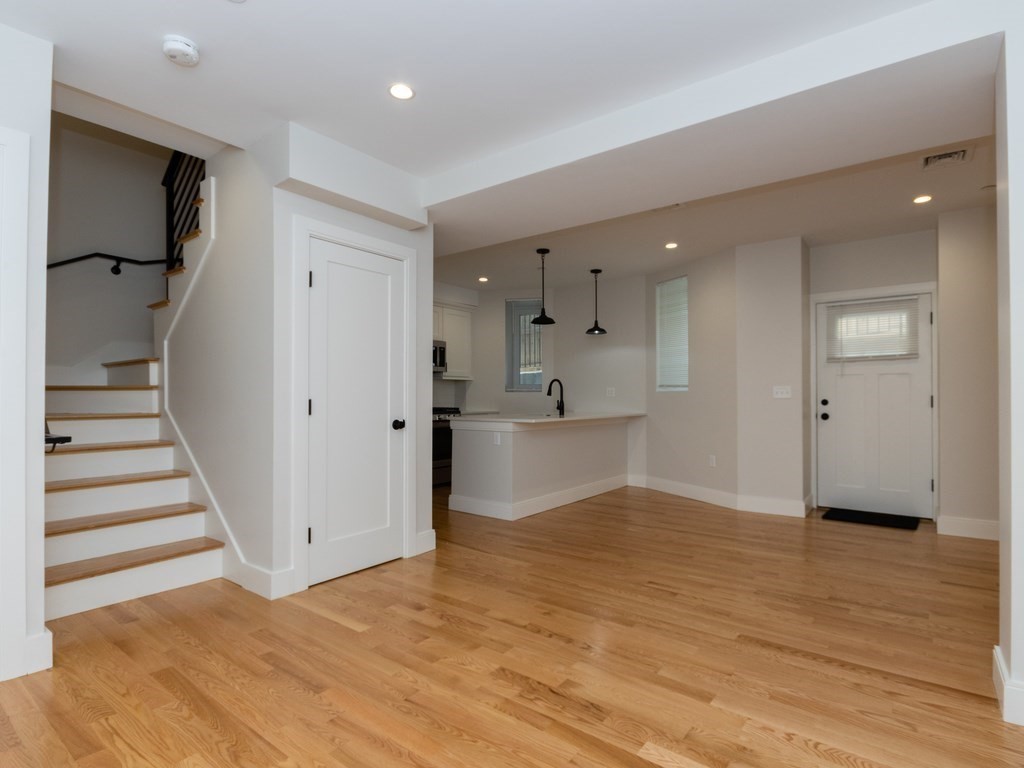 5 Tovar, Boston, Massachusetts, 2 Bedrooms Bedrooms, 5 Rooms Rooms,2.5 BathroomsBathrooms,Residential Lease,For Rent,Tovar,73531098