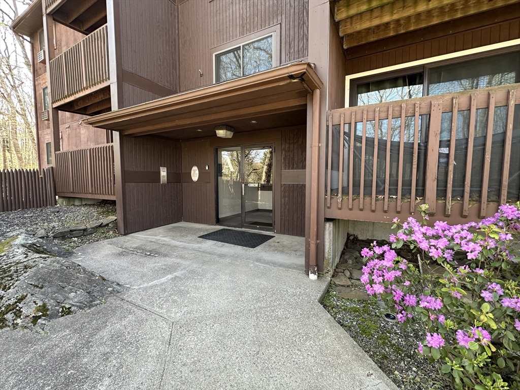 340 Sunderland Rd, Worcester, Massachusetts, 2 Bedrooms Bedrooms, 4 Rooms Rooms,2 BathroomsBathrooms,Residential Lease,For Rent,Sunderland Rd,73530966